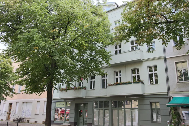 Schöne 4 Zimmer Altbauwohnung mit Balkon und kleinem Garten in zentraler Lage! — photo 1